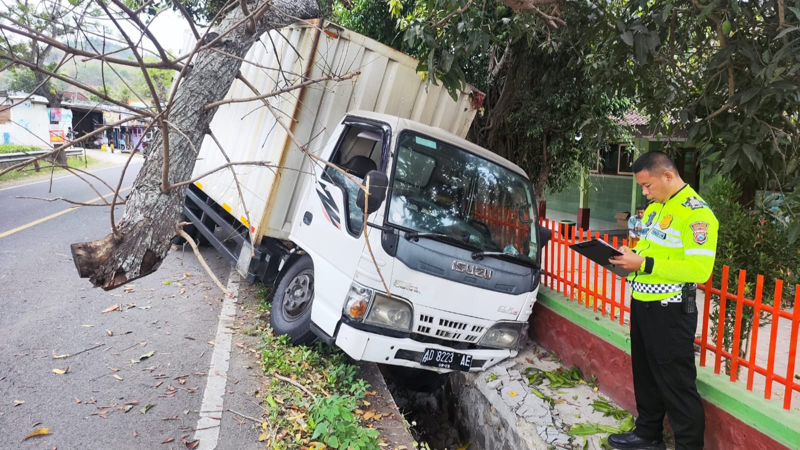 Sopir Asal Sragen Ngantuk, Truknya Oleng dan Seruduk Pohon di Kecamatan Tugu Trenggalek